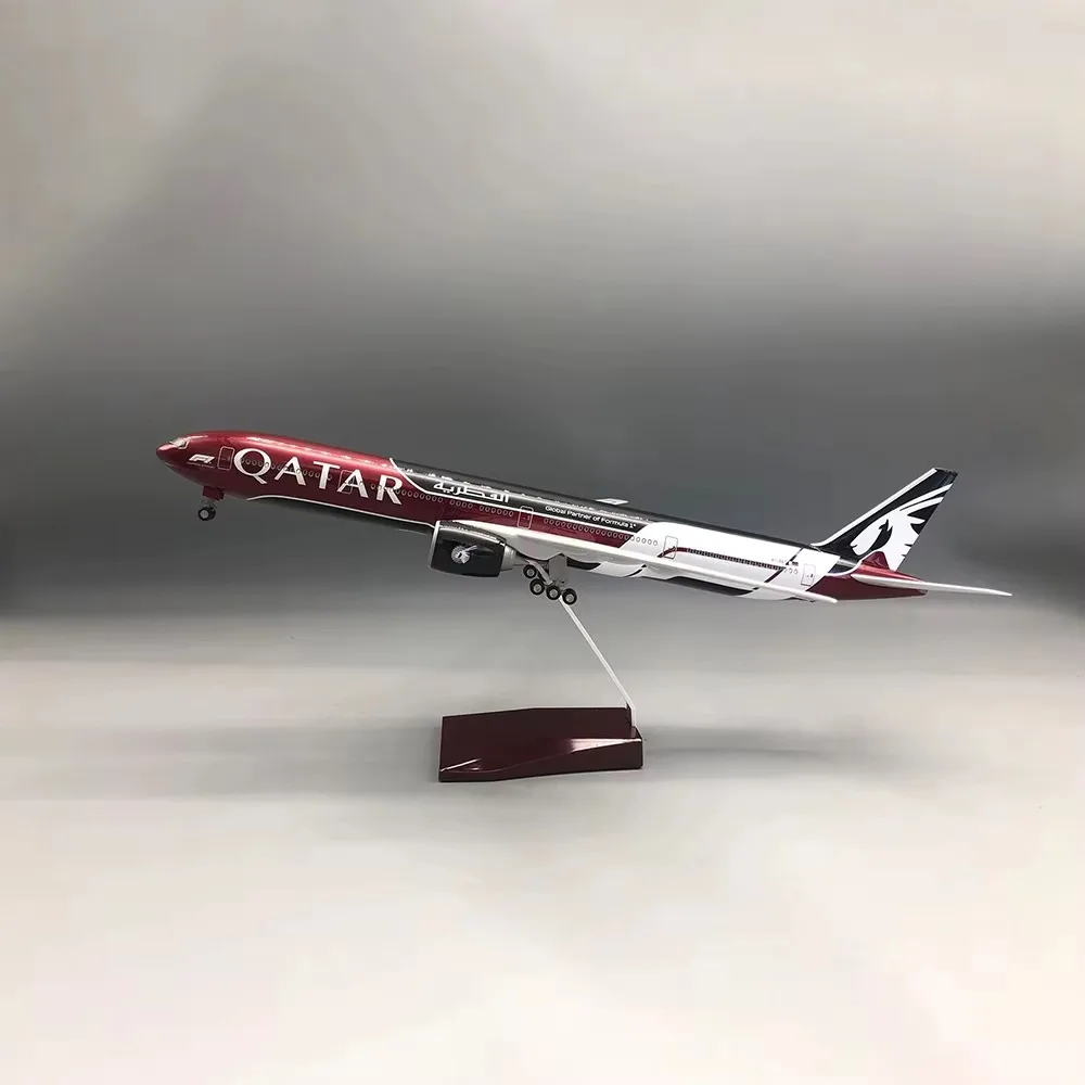 Boeing 777 Qatar F1 🇶🇦 1:157 en résine 47 cm LED