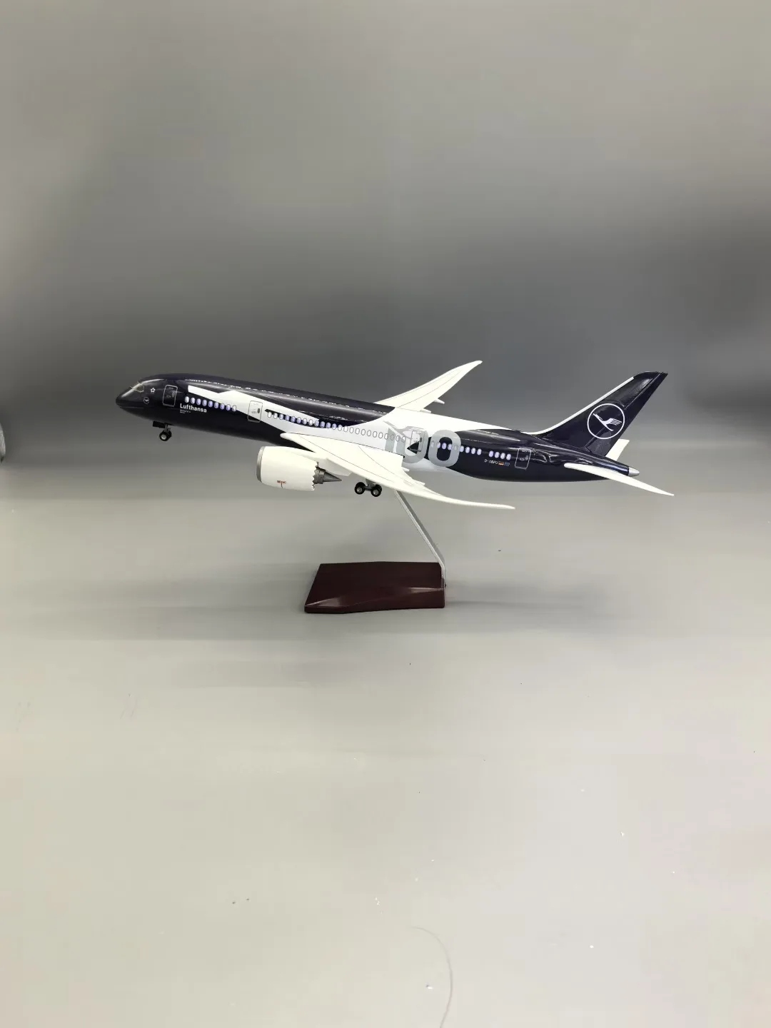 Boeing 787 Lufthansa 100th 1:130 34cm LED